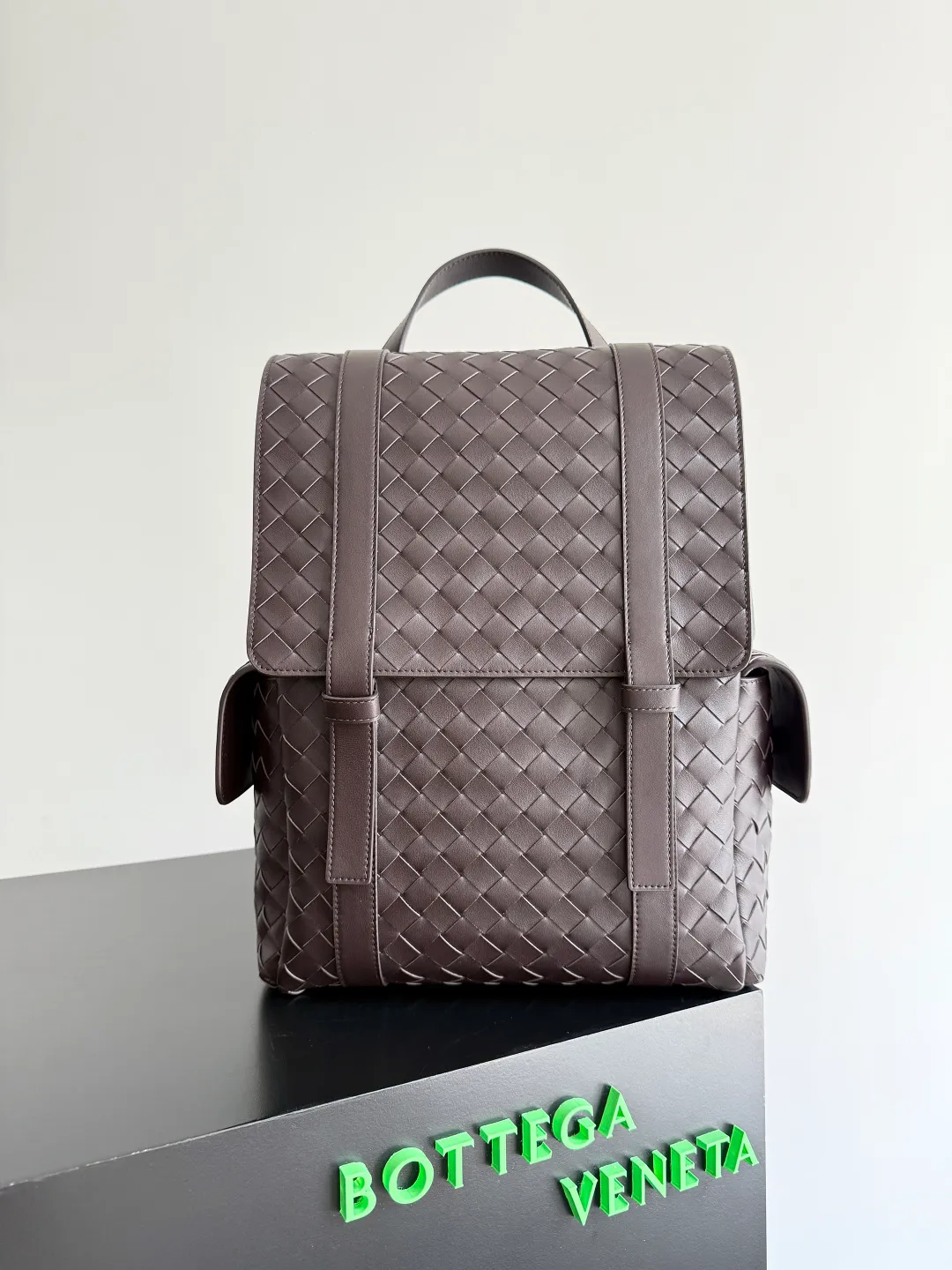 Batch 2560 Bottega Veneta's new Back To School backpack uses the iconic Intrecciato weaving leather process. Craftsmen use fine soft calfskin to weave it by hand. The weaving is tight and regular, and the texture is three-dimensional. The luster of the leather is super high-end, and the woven design of two different leathers creates a unique sense of layering. The flip-open design is equipped with two external flap pockets. It is super versatile whether it is for work, travel or daily life, and the capacity is also very practical.  The Back-To-School backpack is lighter than previous backpacks, and the space is large but not bulky. There are compartments for laptops and documents on the inner layer. The style is personalized, and it looks good and is easy to match. Carrying this backpack will double your chances of returning! Style number: 805971 Size: 39*31*14cm